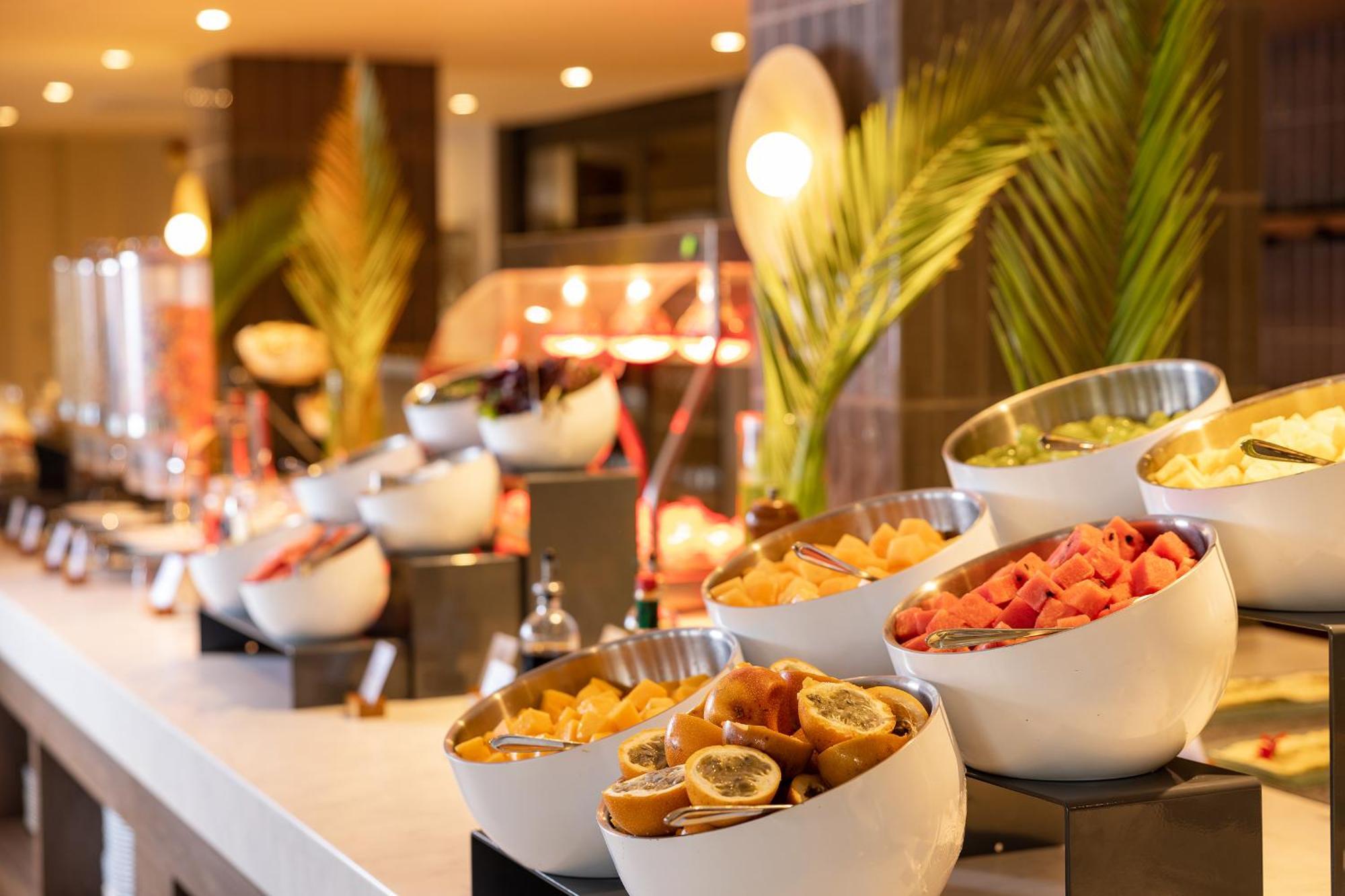 Aranwa Paracas Resort & Spa Exterior foto A buffet at a hotel