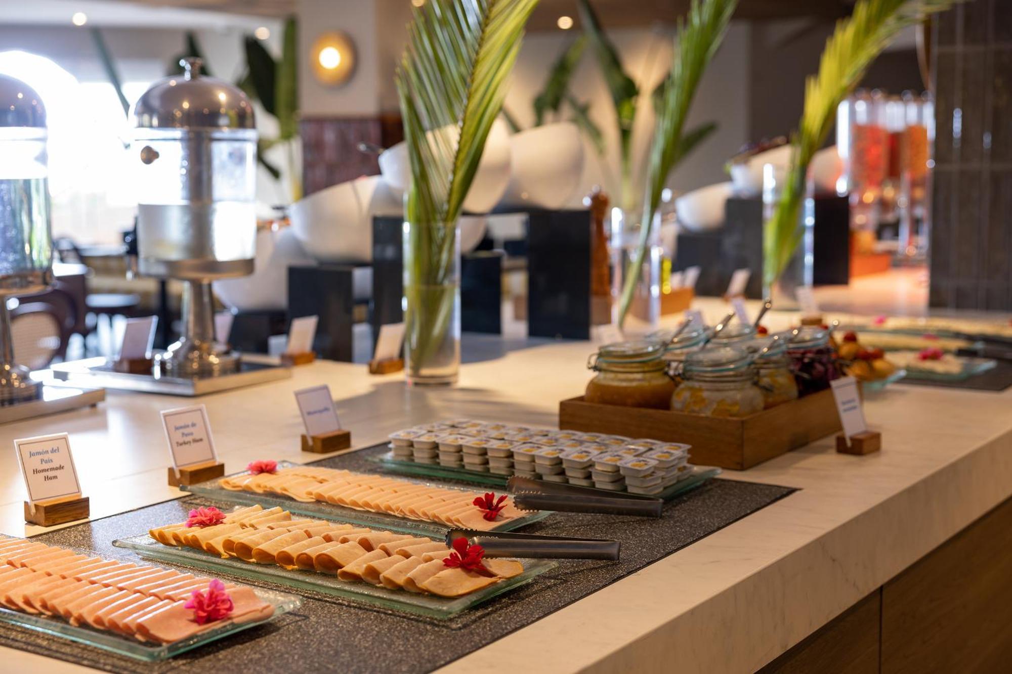 Aranwa Paracas Resort & Spa Exterior foto A buffet at a hotel
